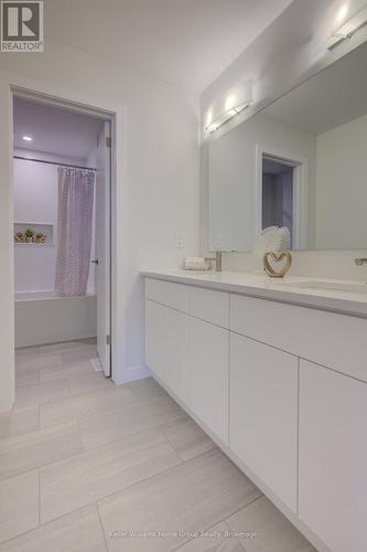 16 Nicholas Way, Guelph (Victoria North), ON - Indoor Photo Showing Bathroom