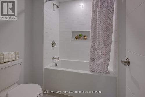 16 Nicholas Way, Guelph (Victoria North), ON - Indoor Photo Showing Bathroom