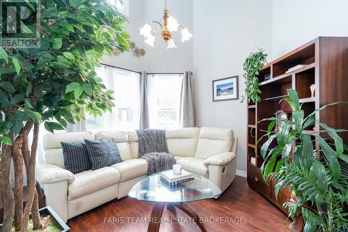 963 Linden Street, Innisfil, ON - Indoor Photo Showing Living Room
