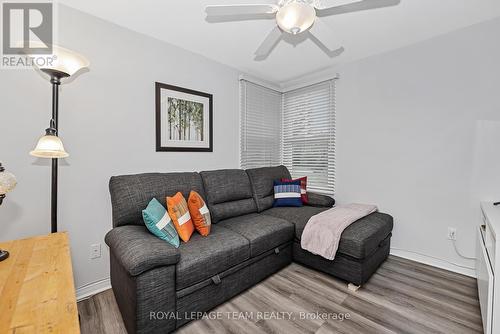 1095 Ambleside Drive, Ottawa, ON - Indoor Photo Showing Living Room