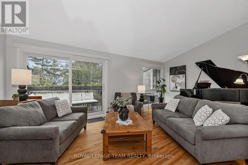 1095 Ambleside Drive, Ottawa, ON - Indoor Photo Showing Living Room