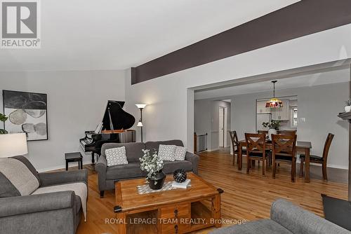 1095 Ambleside Drive, Ottawa, ON - Indoor Photo Showing Living Room