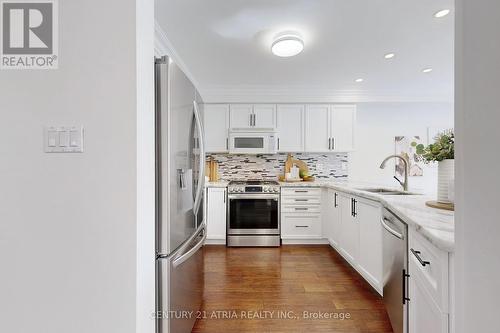 611 Heddle Crescent, Newmarket, ON - Indoor Photo Showing Kitchen With Upgraded Kitchen