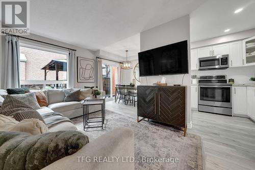 31 - 1995 Pine Grove Avenue, Pickering (Highbush), ON - Indoor Photo Showing Living Room