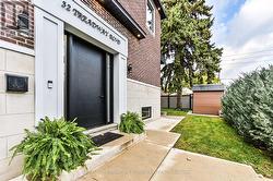 32 TREADWAY BOULEVARD  Toronto, ON M4C 2Z7