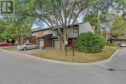 8 CHISHOLM COURT  Ottawa, ON K2K 1E2