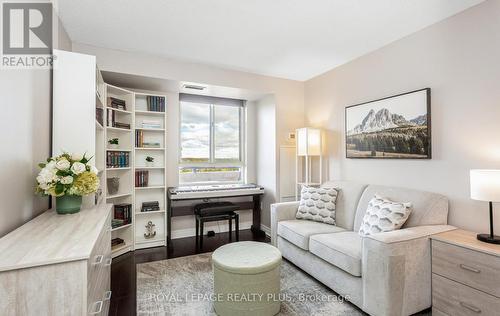 Ph8 - 5 Lisa Street, Brampton, ON - Indoor Photo Showing Living Room