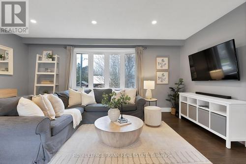 33 York Street, Georgina (Baldwin), ON - Indoor Photo Showing Living Room