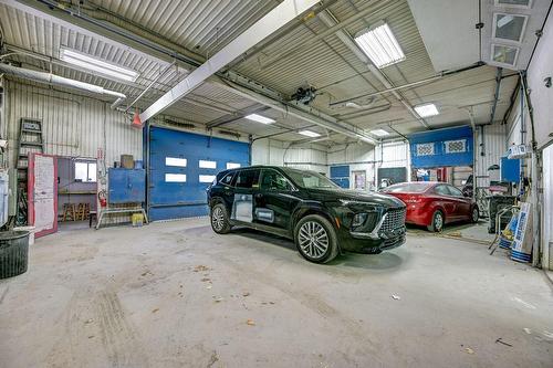 Commerce - 11 Rue Notre-Dame, Berthierville, QC - Indoor Photo Showing Garage