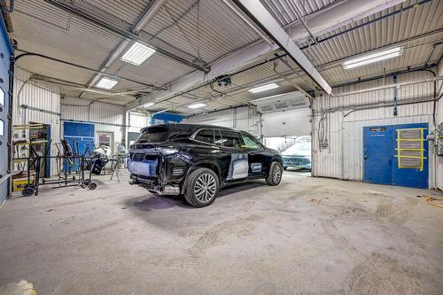 Commerce - 11 Rue Notre-Dame, Berthierville, QC - Indoor Photo Showing Garage