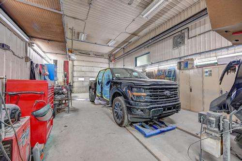 Commerce - 11 Rue Notre-Dame, Berthierville, QC - Indoor Photo Showing Garage