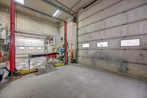 Commerce - 11 Rue Notre-Dame, Berthierville, QC - Indoor Photo Showing Garage