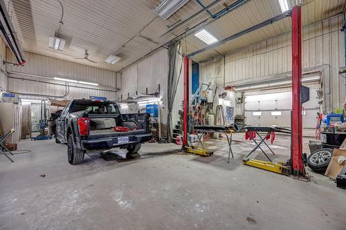 Commerce - 11 Rue Notre-Dame, Berthierville, QC - Indoor Photo Showing Garage