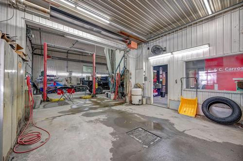 Commerce - 11 Rue Notre-Dame, Berthierville, QC - Indoor Photo Showing Garage