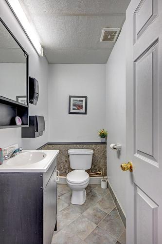 Commerce - 11 Rue Notre-Dame, Berthierville, QC - Indoor Photo Showing Bathroom