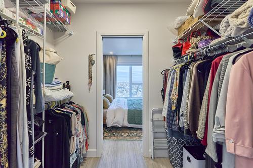 Walk-in closet - 1208-8355 Boul. St-Laurent, Brossard, QC - Indoor With Storage