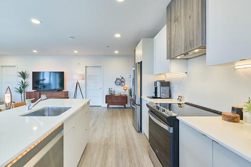 Kitchen - 1208-8355 Boul. St-Laurent, Brossard, QC - Indoor Photo Showing Kitchen With Upgraded Kitchen