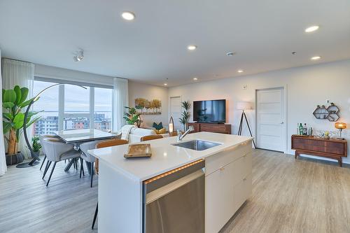 Overall view - 1208-8355 Boul. St-Laurent, Brossard, QC - Indoor Photo Showing Kitchen