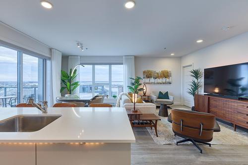 Overall view - 1208-8355 Boul. St-Laurent, Brossard, QC - Indoor Photo Showing Living Room