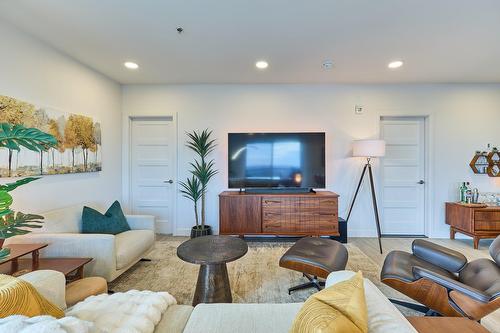 Living room - 1208-8355 Boul. St-Laurent, Brossard, QC - Indoor Photo Showing Living Room