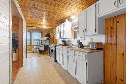 Cuisine - 277 Ch. Yves-Quesnel, Rigaud, QC - Indoor Photo Showing Kitchen