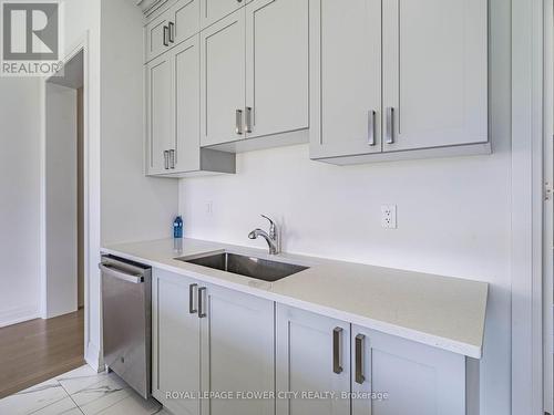 26 Hummingbird Grove, Adjala-Tosorontio, ON - Indoor Photo Showing Kitchen With Upgraded Kitchen