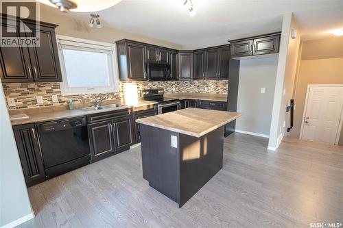 922 Hunter Road, Saskatoon, SK - Indoor Photo Showing Kitchen With Double Sink
