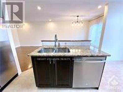 722 Paul Metivier Drive, Ottawa, ON - Indoor Photo Showing Kitchen
