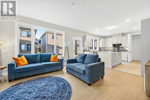 258 Sapling Grove, Ottawa, ON - Indoor Photo Showing Living Room