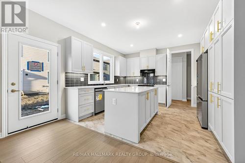 258 Sapling Grove, Ottawa, ON - Indoor Photo Showing Kitchen With Upgraded Kitchen