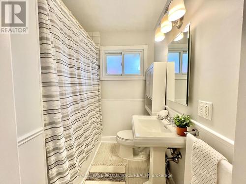 16 Lee Avenue, Belleville (Belleville Ward), ON - Indoor Photo Showing Bathroom