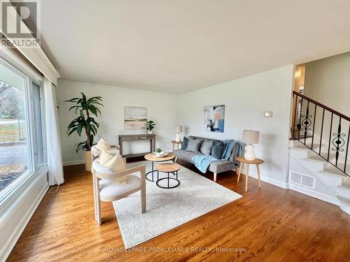 16 Lee Avenue, Belleville (Belleville Ward), ON - Indoor Photo Showing Living Room