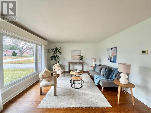 16 Lee Avenue, Belleville (Belleville Ward), ON - Indoor Photo Showing Living Room
