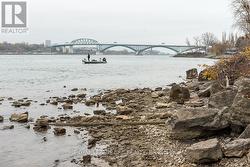 400 m (5min) walk to the Niagara River - 