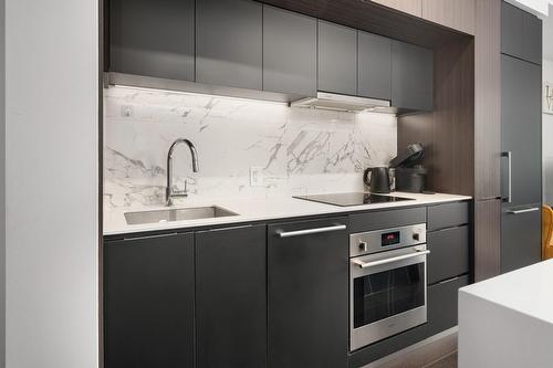 Cuisine - 3608-1188 Rue St-Antoine O., Montréal (Ville-Marie), QC - Indoor Photo Showing Kitchen With Upgraded Kitchen