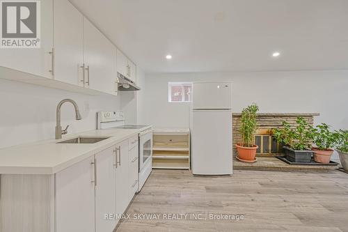 7517 Lully Court, Mississauga, ON - Indoor Photo Showing Kitchen