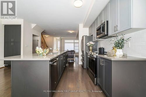 2519 Castlegate Crossing Drive, Pickering, ON - Indoor Photo Showing Kitchen With Upgraded Kitchen