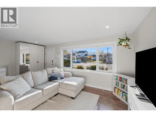 789 Toronto Avenue, Penticton, BC - Indoor Photo Showing Living Room