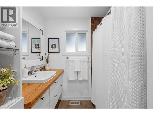 789 Toronto Avenue, Penticton, BC - Indoor Photo Showing Bathroom