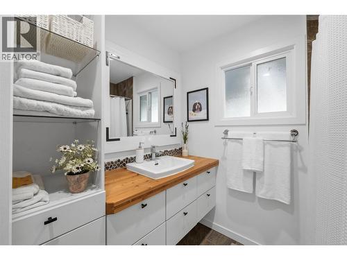 789 Toronto Avenue, Penticton, BC - Indoor Photo Showing Bathroom