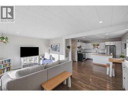 789 Toronto Avenue, Penticton, BC - Indoor Photo Showing Living Room