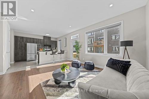 426 Epoch Street, Ottawa, ON - Indoor Photo Showing Living Room