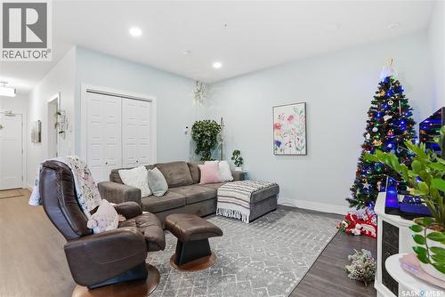220 105 Willis Crescent, Saskatoon, SK - Indoor Photo Showing Living Room