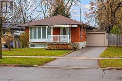 39 PANDORA CIRCLE  Toronto, ON M1H 1V4