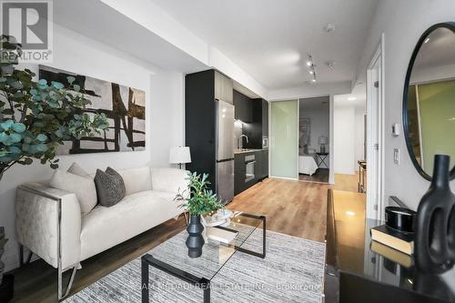 1513 - 86 Dundas Street E, Mississauga, ON - Indoor Photo Showing Living Room