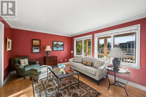 41 Civic Place, Ottawa, ON - Indoor Photo Showing Living Room