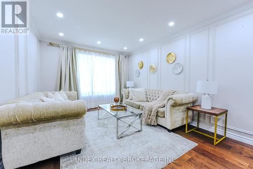 6101 Edenwood Drive, Mississauga, ON - Indoor Photo Showing Living Room