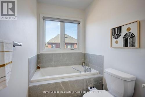 13 Quinton Ridge, Brampton, ON - Indoor Photo Showing Bathroom