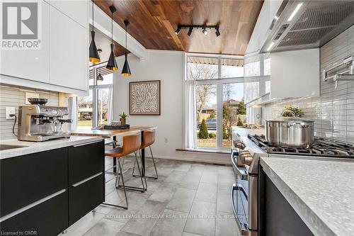 1420 Moss Glen Road, Burlington, ON - Indoor Photo Showing Kitchen