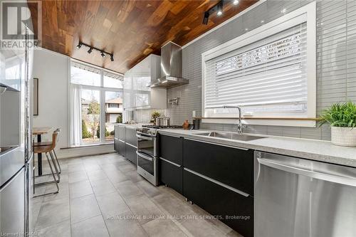 1420 Moss Glen Road, Burlington, ON - Indoor Photo Showing Kitchen With Upgraded Kitchen